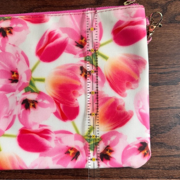 Punctuate Tulip print wristlet - Picture 8 of 10